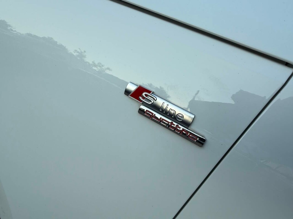 Audi A4 Vehicle Full-screen Gallery Image 38