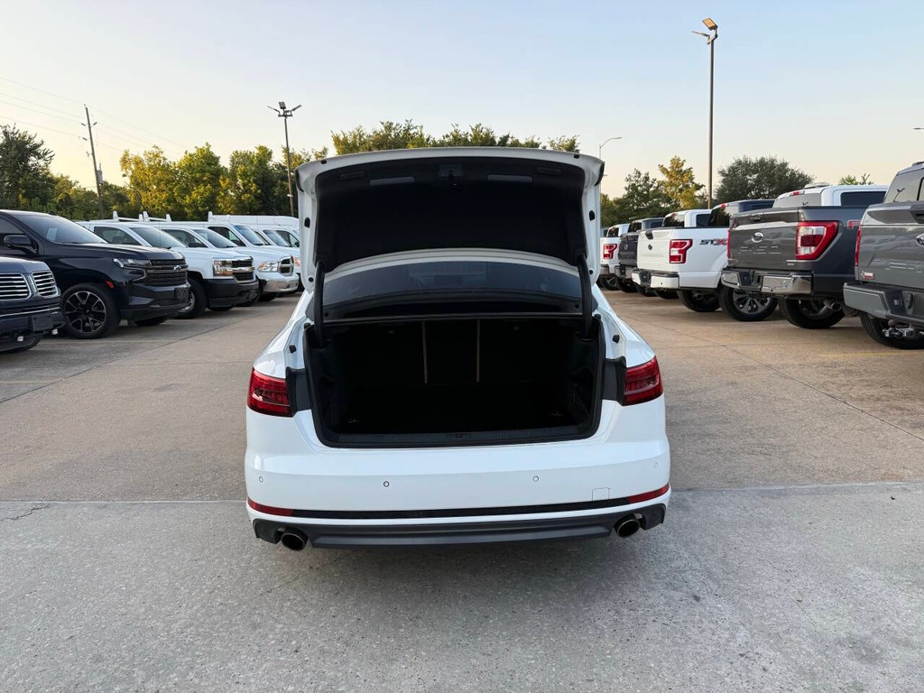 Audi A4 Vehicle Full-screen Gallery Image 40