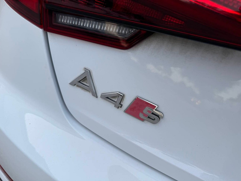 Audi A4 Vehicle Full-screen Gallery Image 42