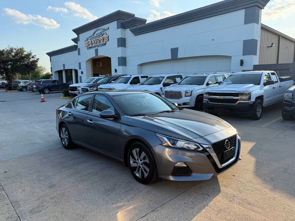 Nissan Altima Vehicle Full-screen Gallery Image 02