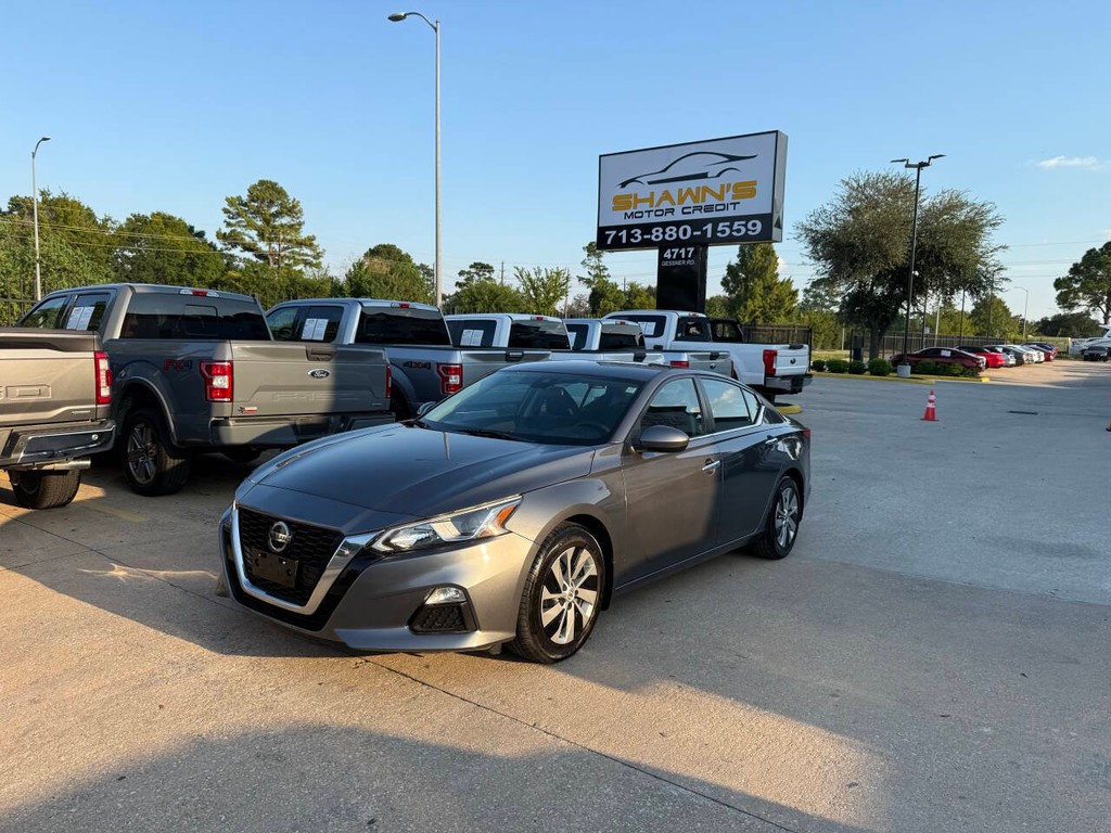 Nissan Altima Vehicle Full-screen Gallery Image 03