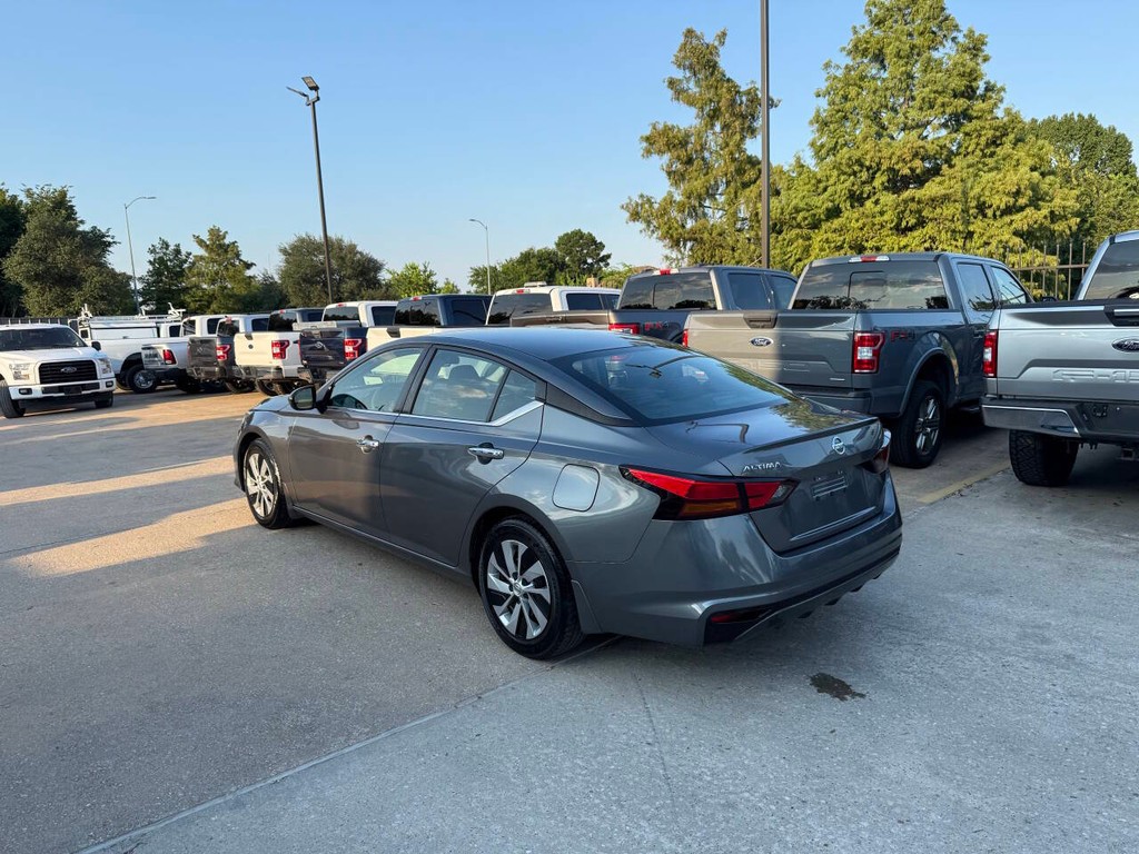 Nissan Altima Vehicle Full-screen Gallery Image 04