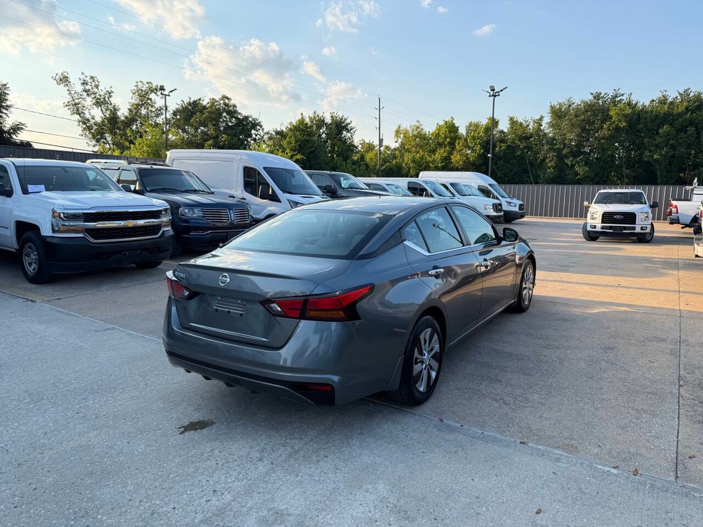 Nissan Altima Vehicle Full-screen Gallery Image 05