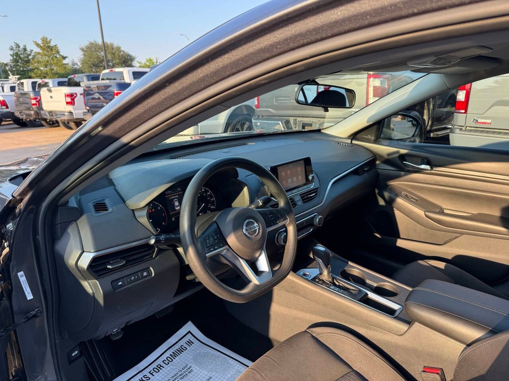 Nissan Altima Vehicle Full-screen Gallery Image 06