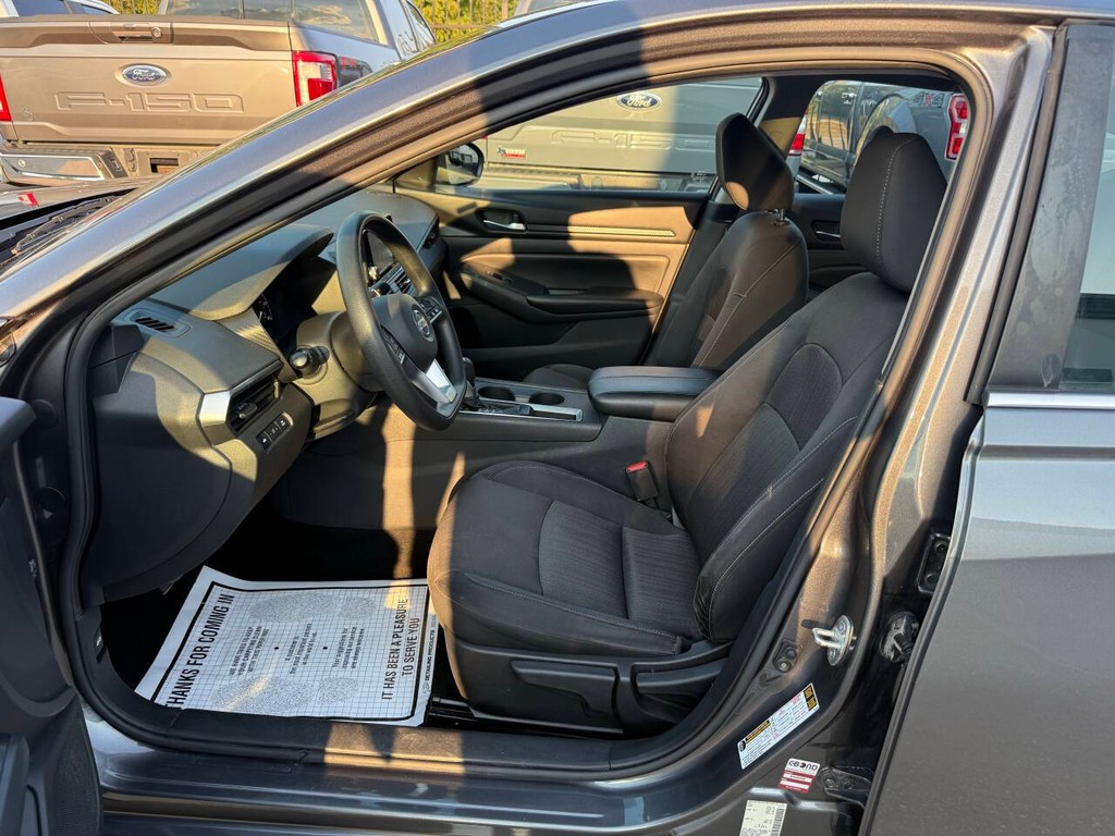 Nissan Altima Vehicle Full-screen Gallery Image 07