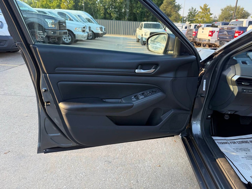 Nissan Altima Vehicle Full-screen Gallery Image 08