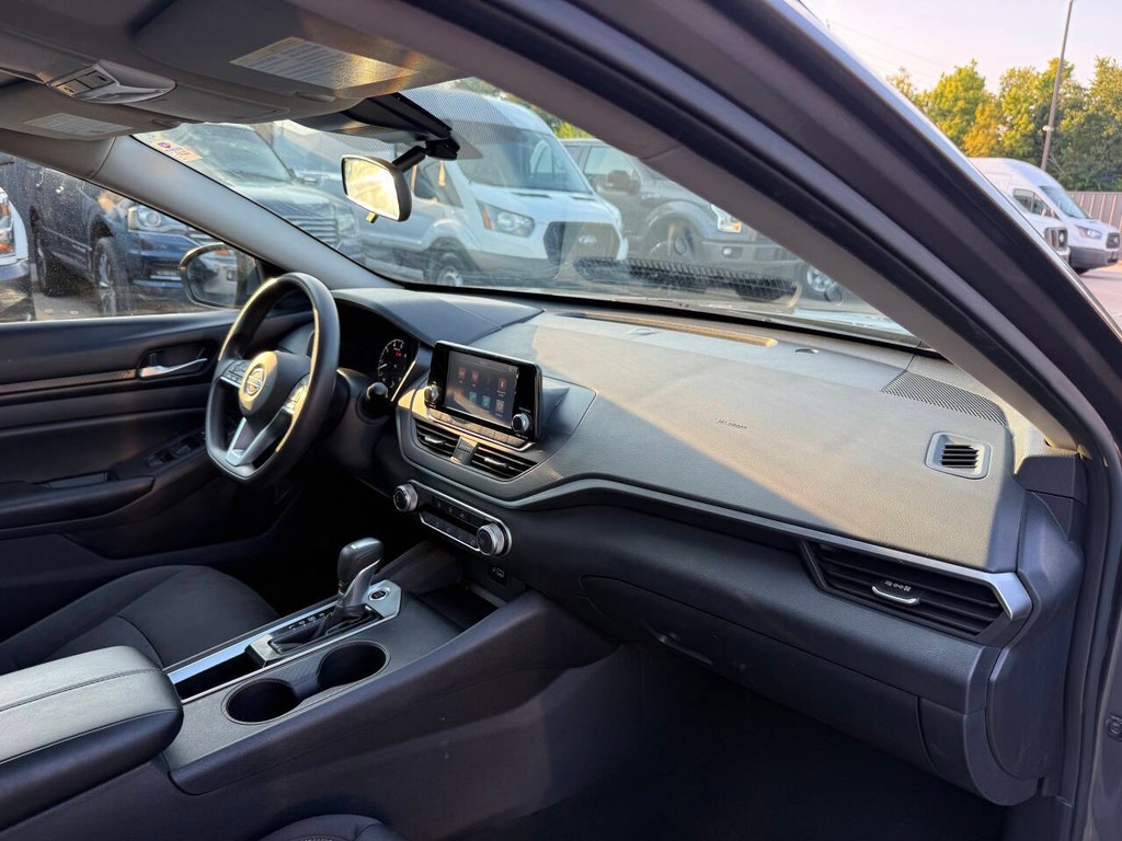 Nissan Altima Vehicle Full-screen Gallery Image 09