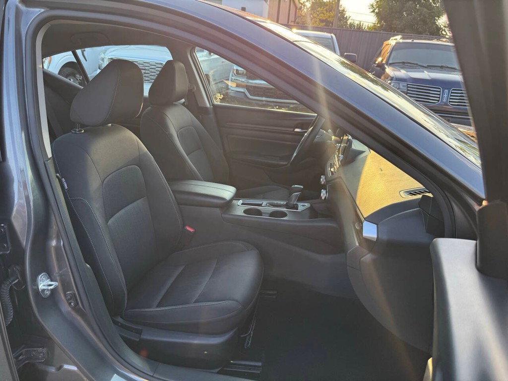 Nissan Altima Vehicle Full-screen Gallery Image 10