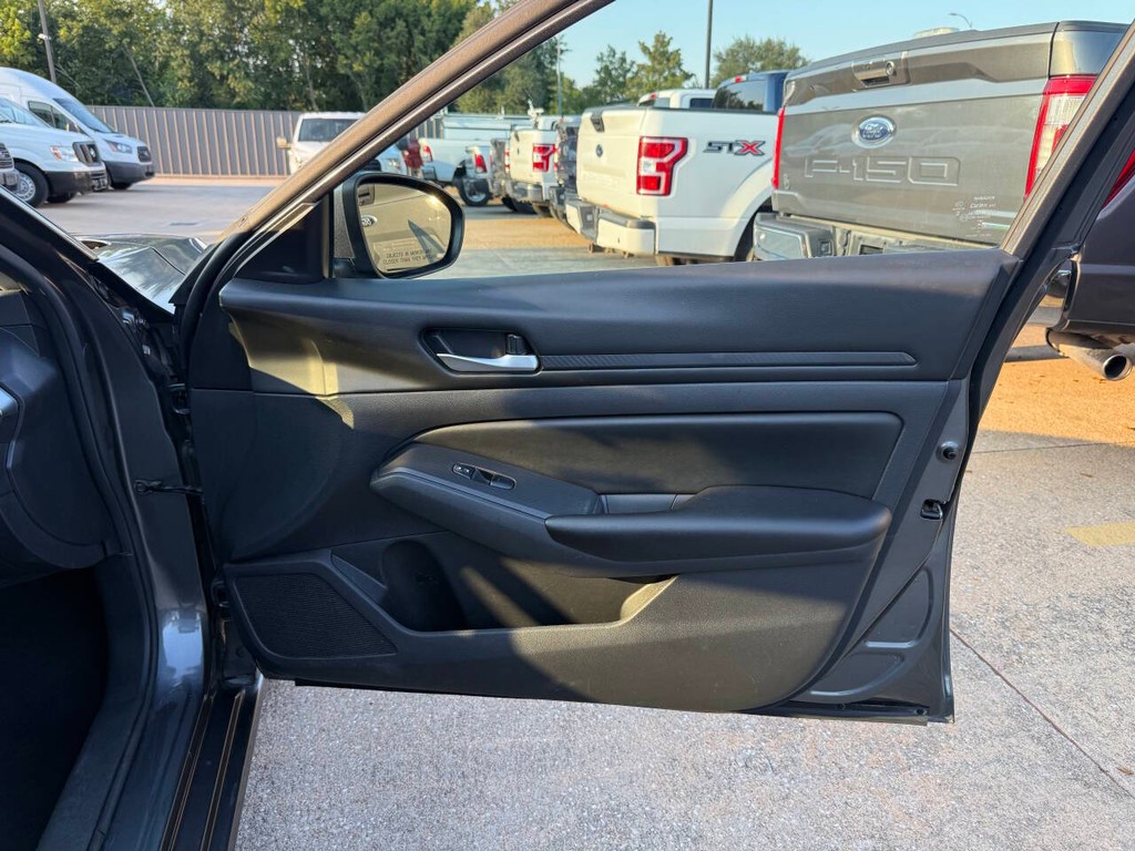 Nissan Altima Vehicle Full-screen Gallery Image 11