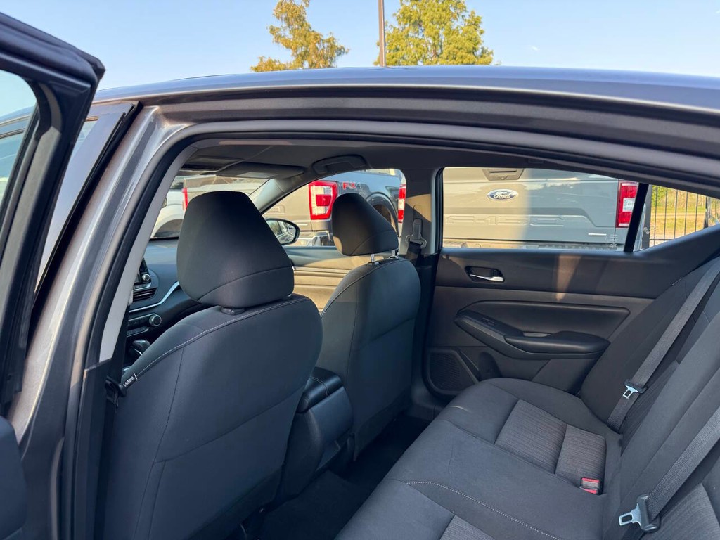 Nissan Altima Vehicle Full-screen Gallery Image 12