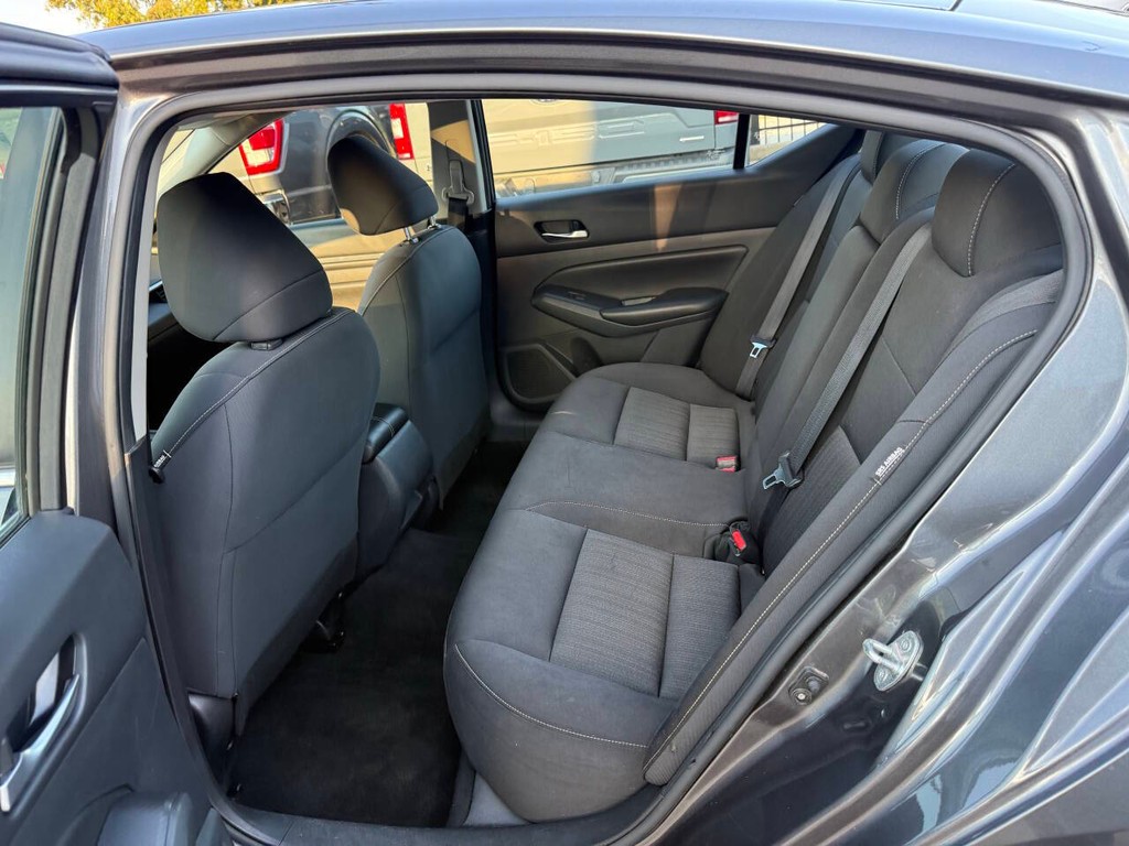 Nissan Altima Vehicle Full-screen Gallery Image 13