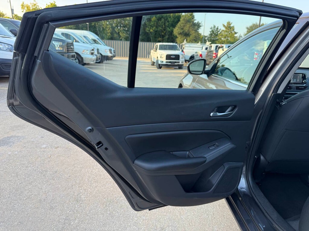 Nissan Altima Vehicle Full-screen Gallery Image 14