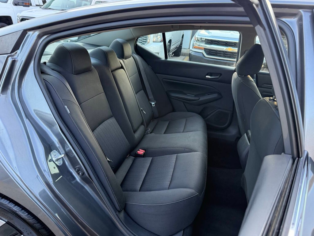 Nissan Altima Vehicle Full-screen Gallery Image 15