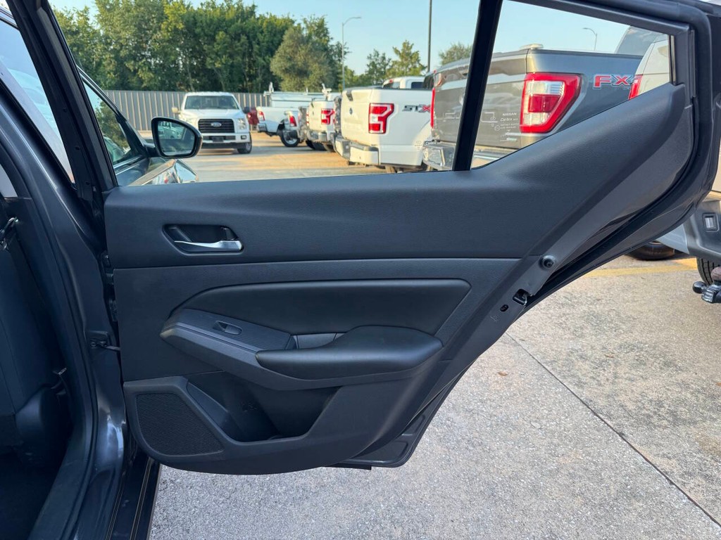 Nissan Altima Vehicle Full-screen Gallery Image 16