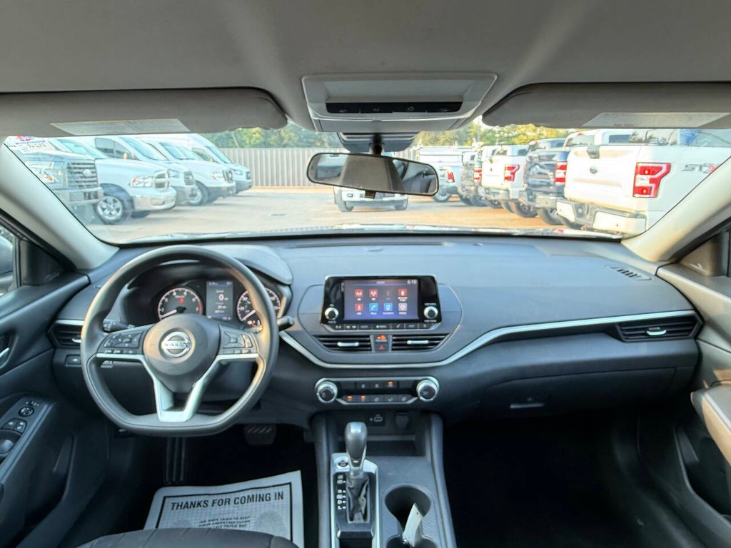 Nissan Altima Vehicle Full-screen Gallery Image 17