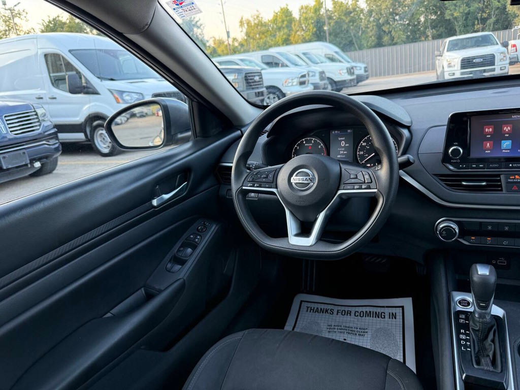 Nissan Altima Vehicle Full-screen Gallery Image 19