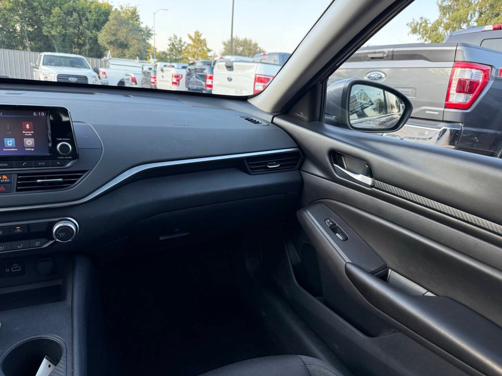 Nissan Altima Vehicle Full-screen Gallery Image 20