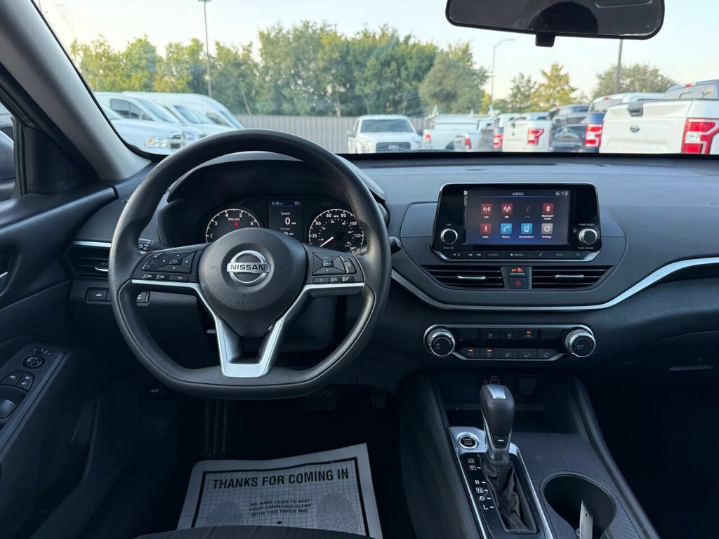 Nissan Altima Vehicle Full-screen Gallery Image 21