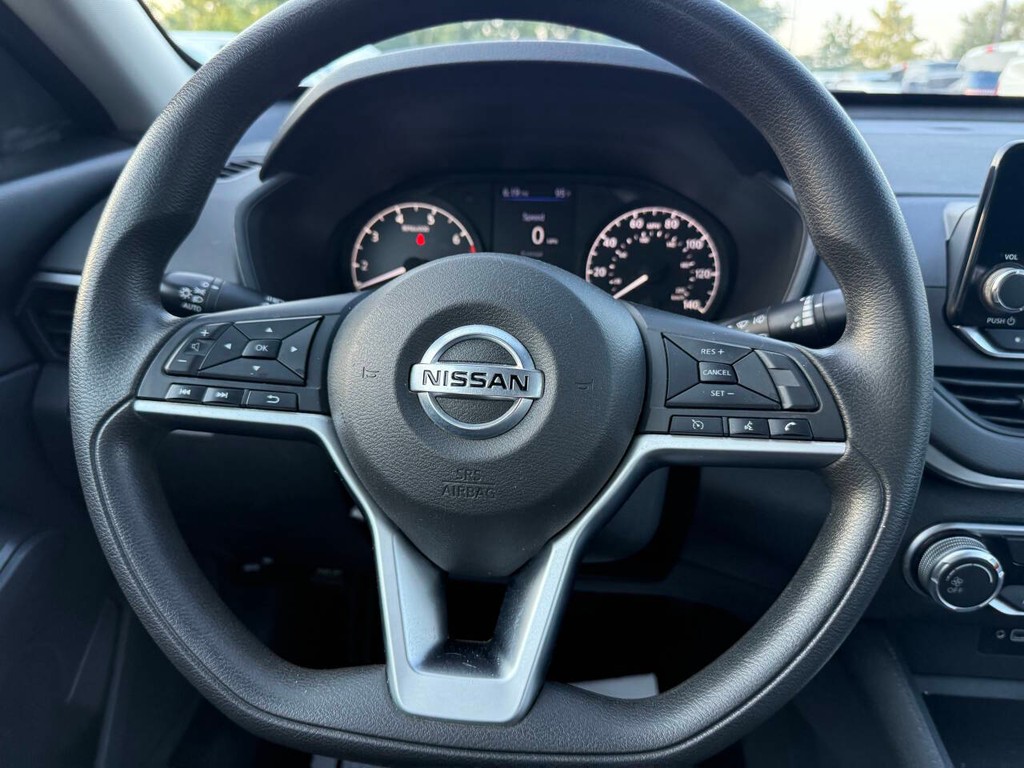 Nissan Altima Vehicle Full-screen Gallery Image 23