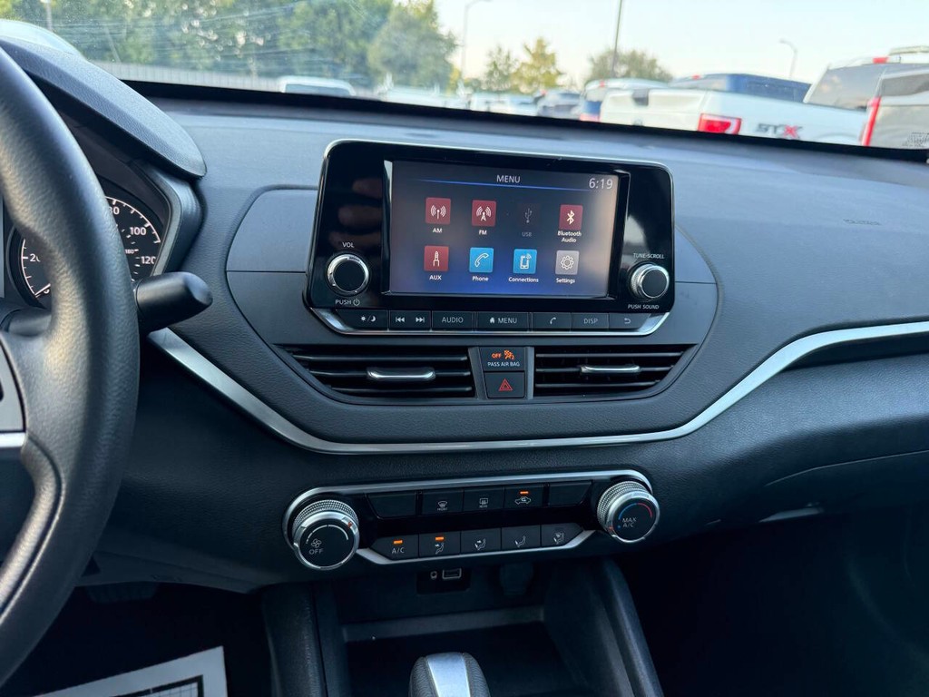 Nissan Altima Vehicle Full-screen Gallery Image 24