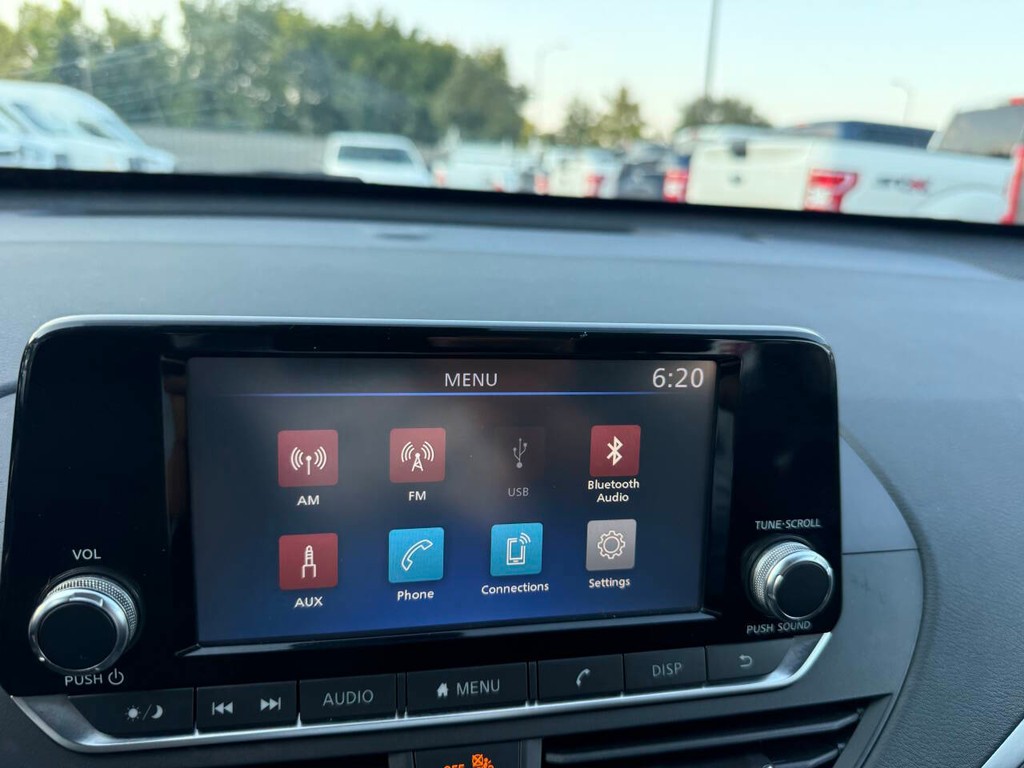 Nissan Altima Vehicle Full-screen Gallery Image 25