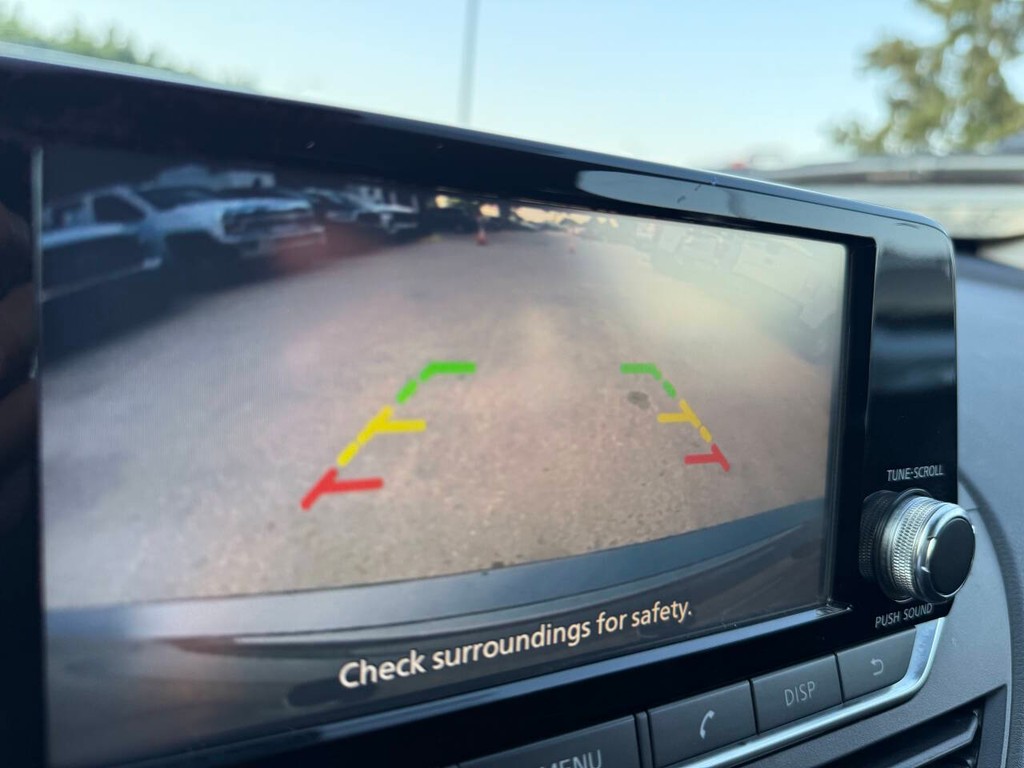 Nissan Altima Vehicle Full-screen Gallery Image 26