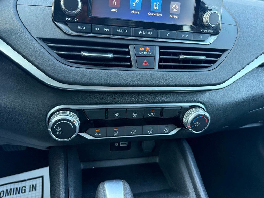 Nissan Altima Vehicle Full-screen Gallery Image 27