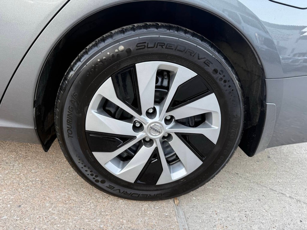 Nissan Altima Vehicle Full-screen Gallery Image 34