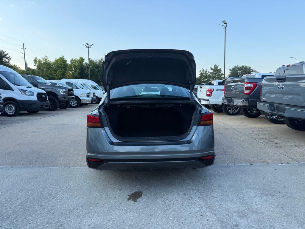 Nissan Altima Vehicle Full-screen Gallery Image 35