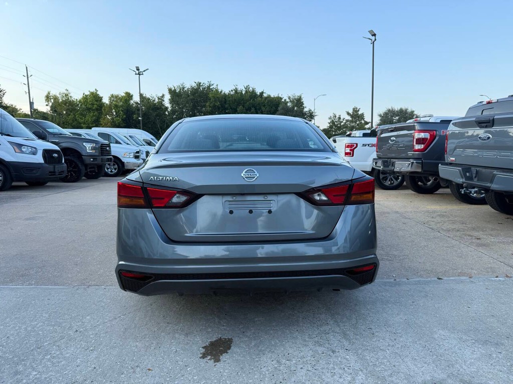 Nissan Altima Vehicle Full-screen Gallery Image 36