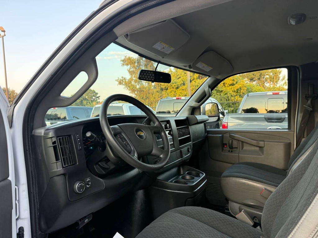 Chevrolet Express Cargo Van Vehicle Full-screen Gallery Image 06