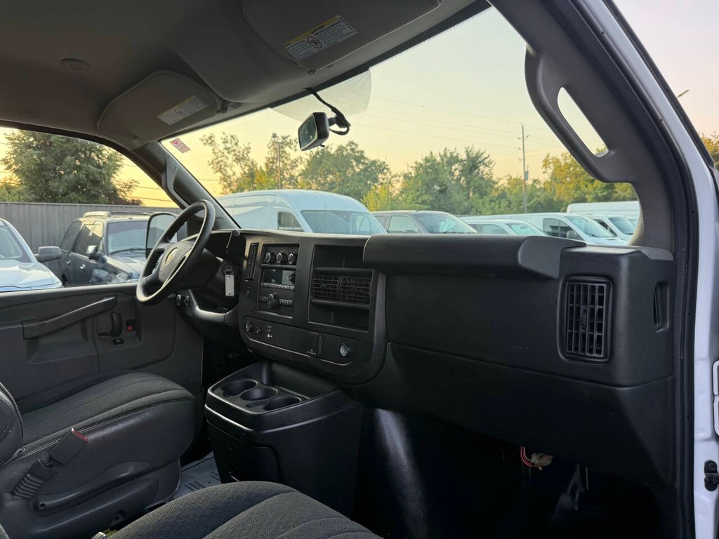 Chevrolet Express Cargo Van Vehicle Full-screen Gallery Image 09