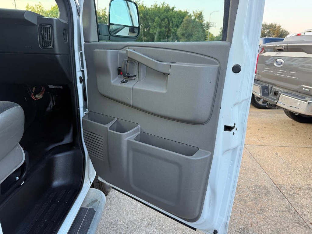 Chevrolet Express Cargo Van Vehicle Full-screen Gallery Image 11