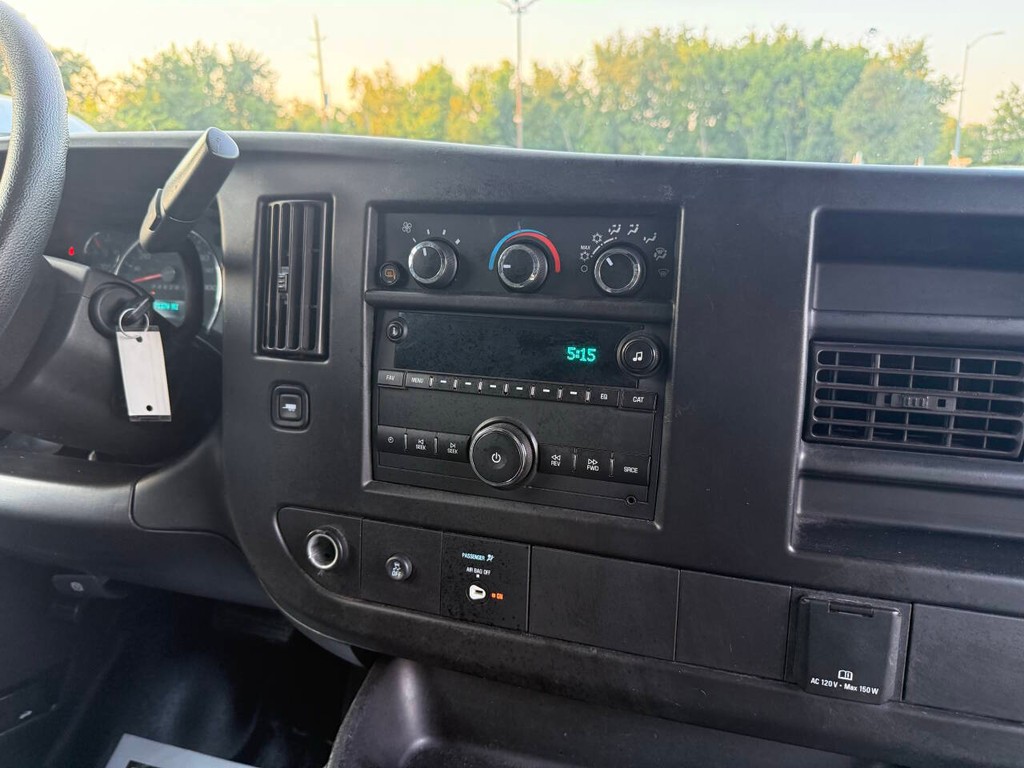 Chevrolet Express Cargo Van Vehicle Full-screen Gallery Image 17