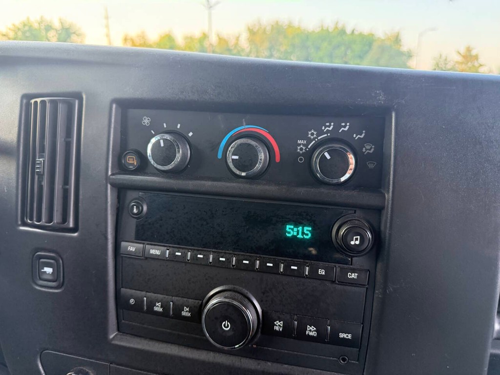 Chevrolet Express Cargo Van Vehicle Full-screen Gallery Image 19