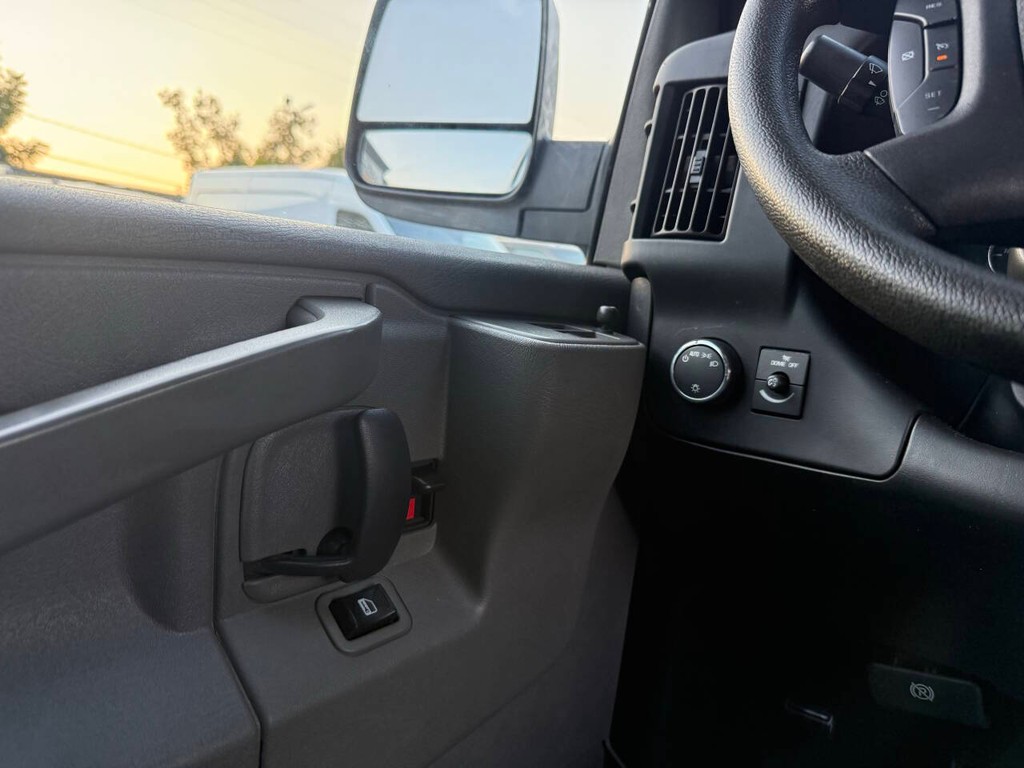 Chevrolet Express Cargo Van Vehicle Full-screen Gallery Image 20