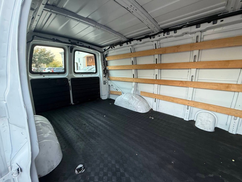 Chevrolet Express Cargo Van Vehicle Full-screen Gallery Image 21