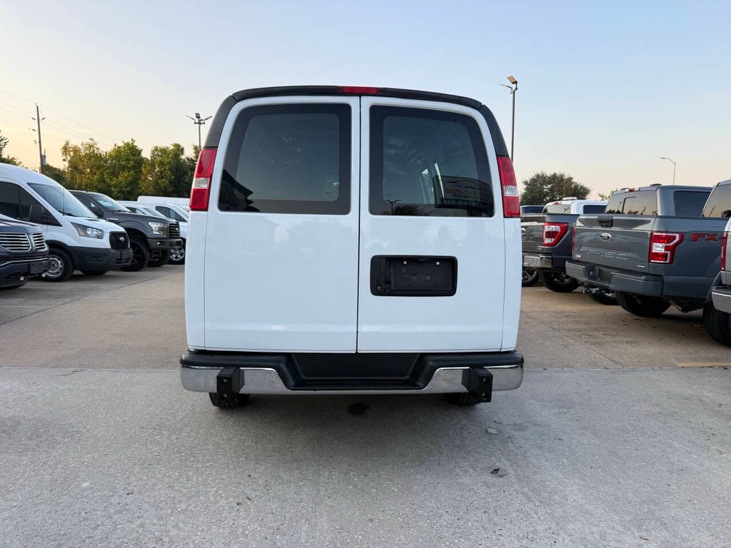 Chevrolet Express Cargo Van Vehicle Full-screen Gallery Image 26