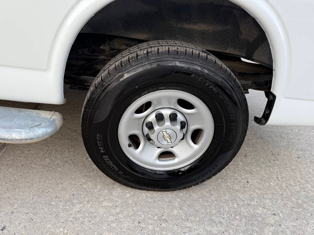 Chevrolet Express Cargo Van Vehicle Full-screen Gallery Image 29