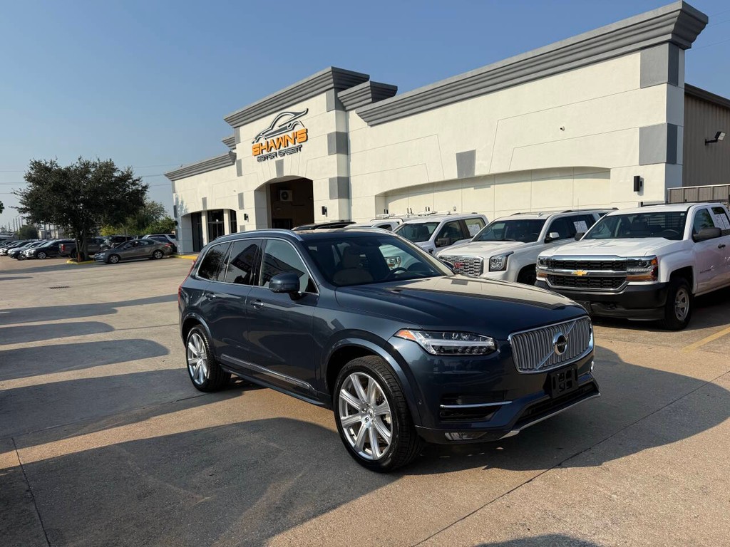 Volvo XC90 Vehicle Full-screen Gallery Image 02