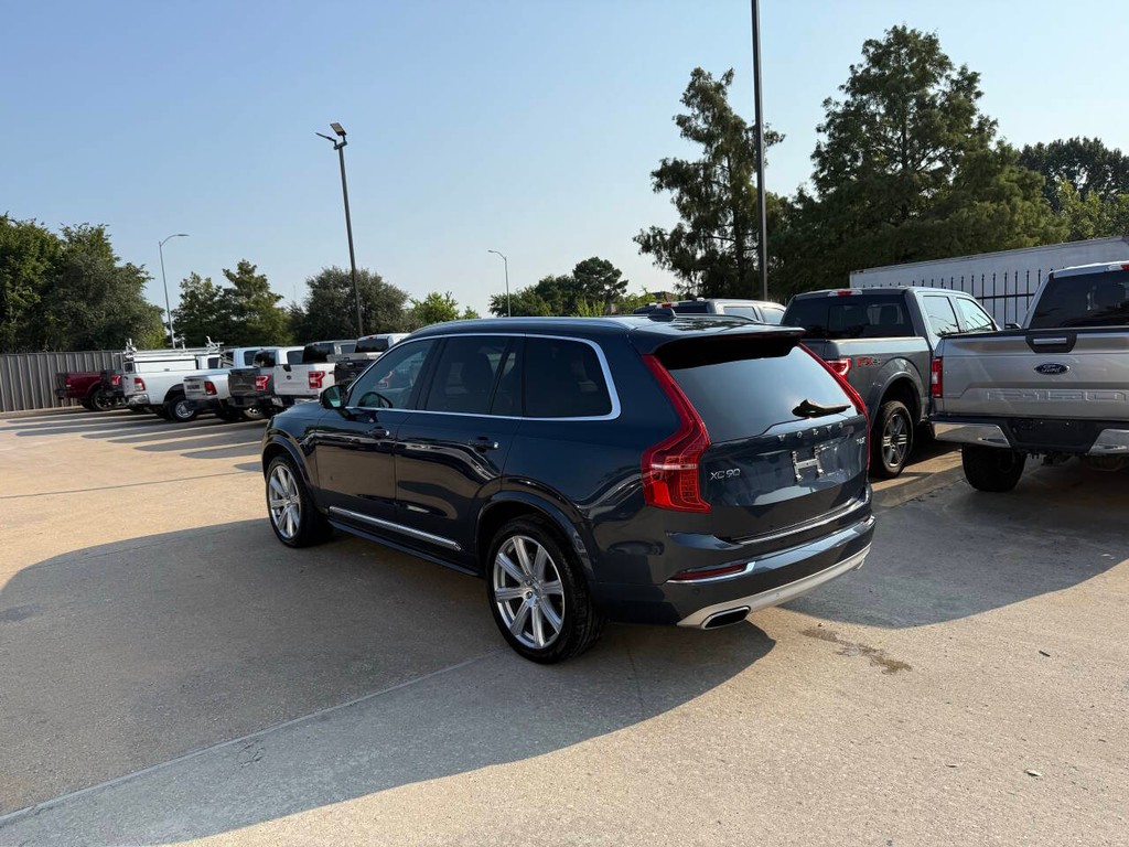 Volvo XC90 Vehicle Full-screen Gallery Image 04