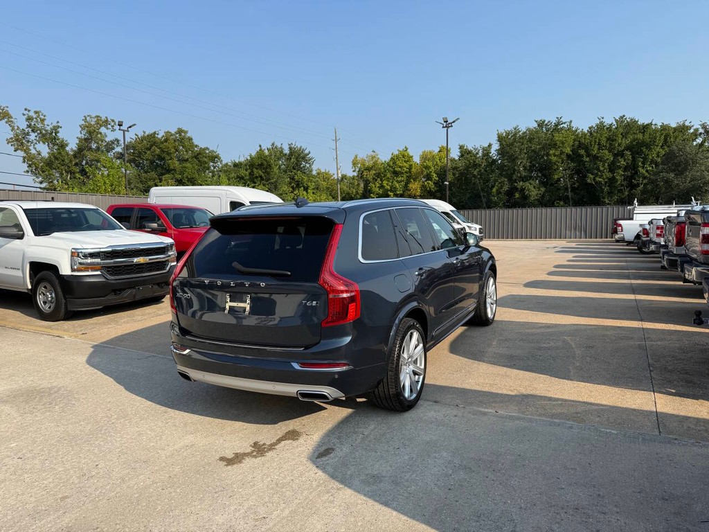 Volvo XC90 Vehicle Full-screen Gallery Image 05