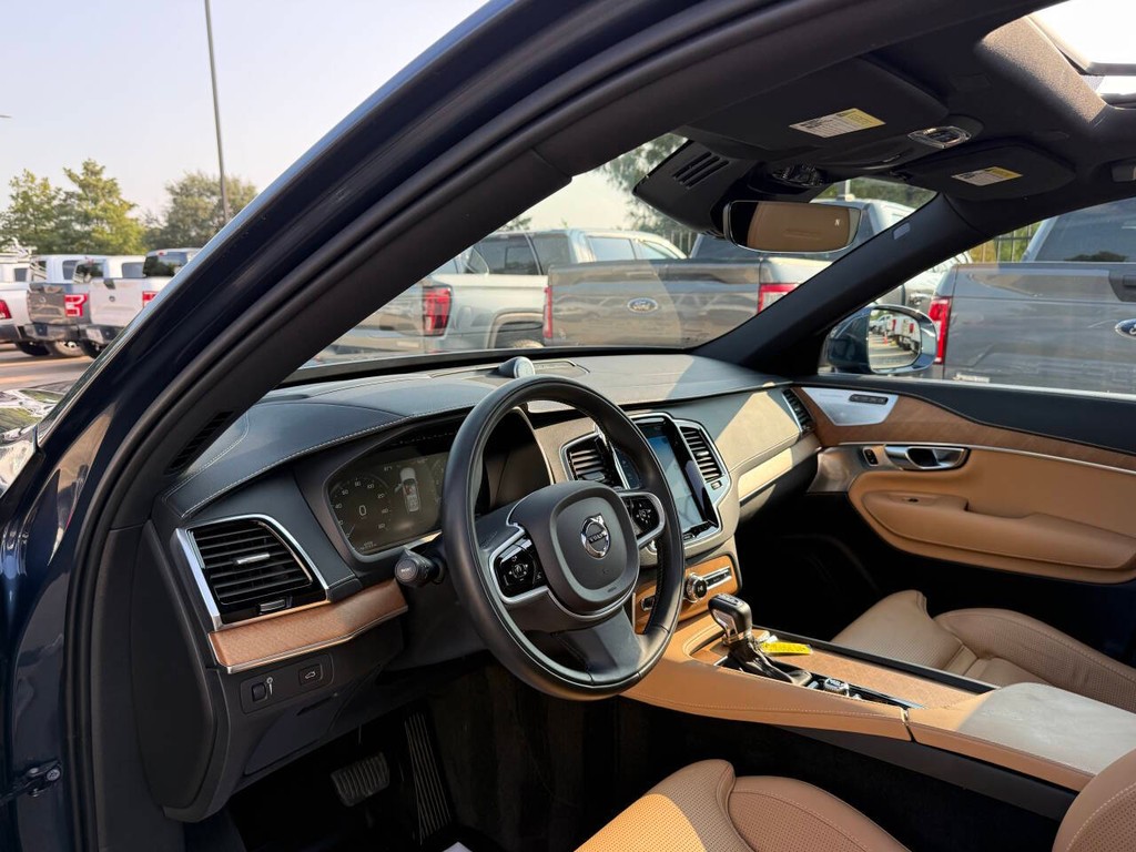 Volvo XC90 Vehicle Full-screen Gallery Image 06