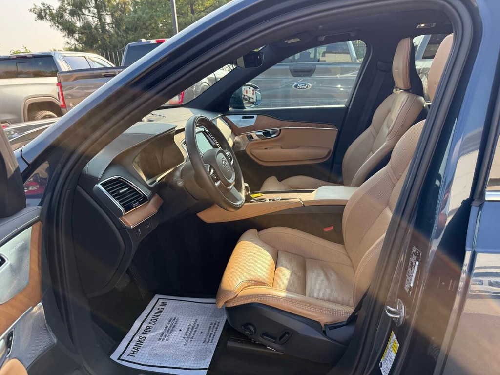 Volvo XC90 Vehicle Full-screen Gallery Image 07
