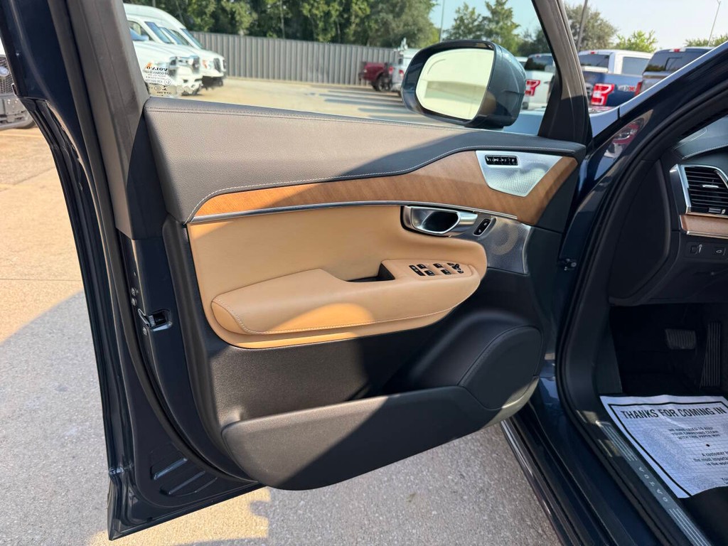 Volvo XC90 Vehicle Full-screen Gallery Image 08