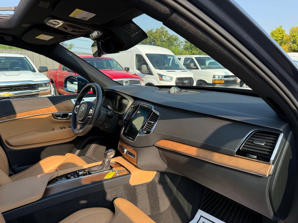 Volvo XC90 Vehicle Full-screen Gallery Image 09