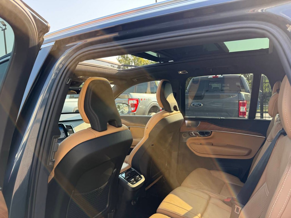 Volvo XC90 Vehicle Full-screen Gallery Image 12