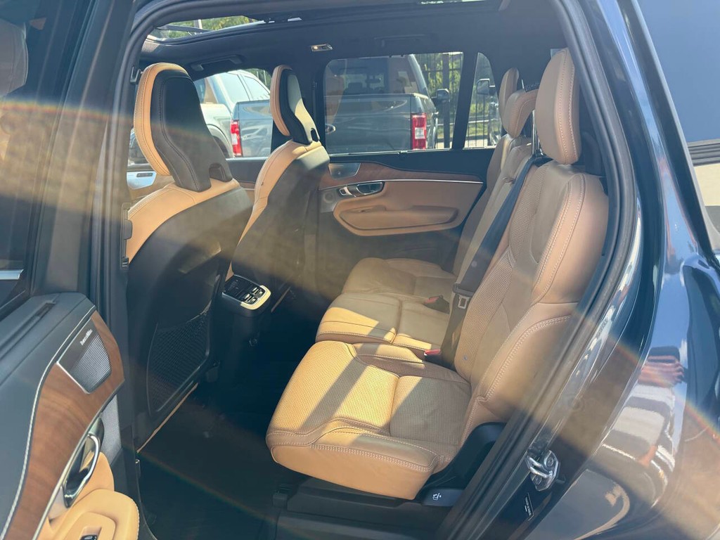 Volvo XC90 Vehicle Full-screen Gallery Image 13