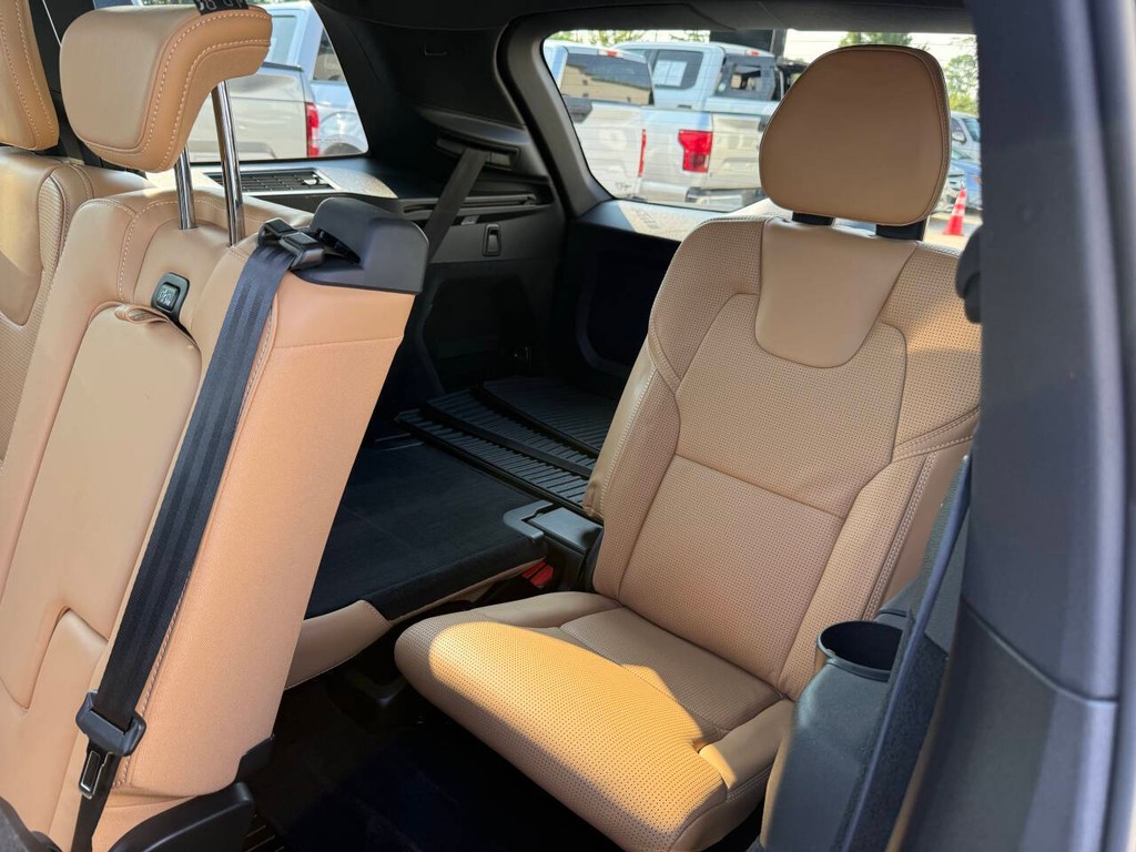 Volvo XC90 Vehicle Full-screen Gallery Image 14