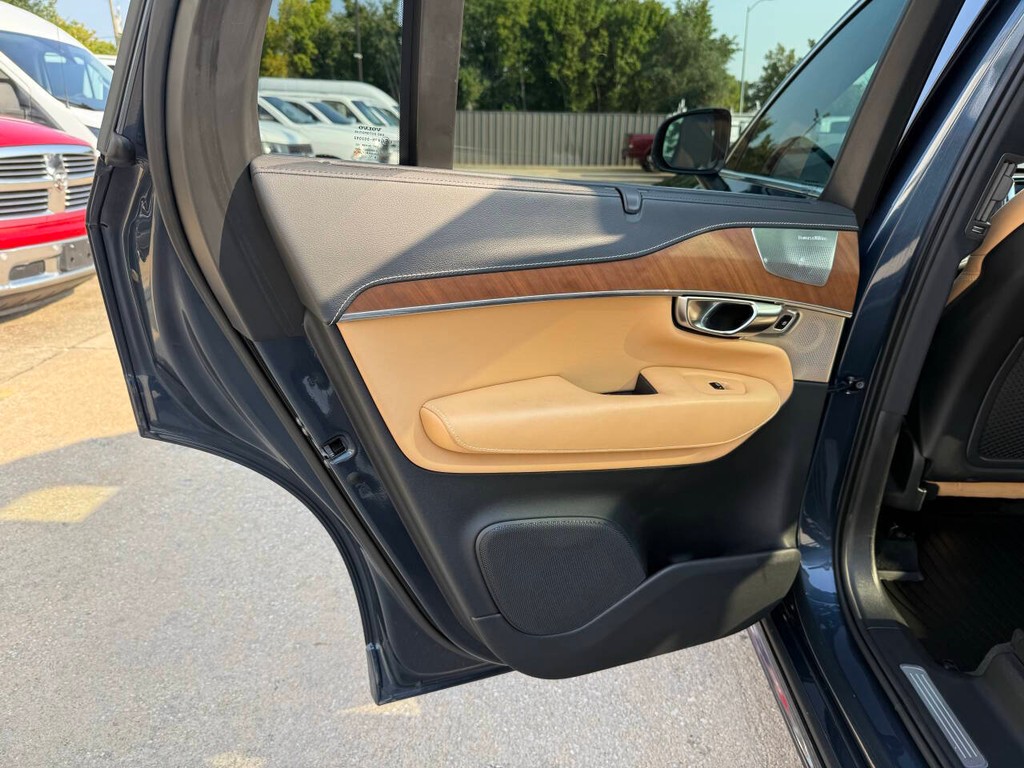 Volvo XC90 Vehicle Full-screen Gallery Image 15